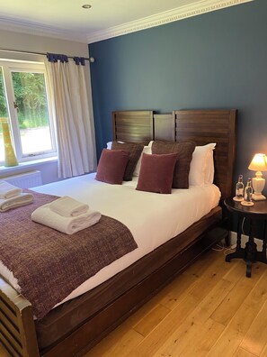 5 bedrooms, iron/ironing board, WiFi, bed sheets