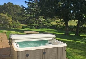 Outdoor spa tub - The Bridge House, Dunbar including hot tub (Dunbar)