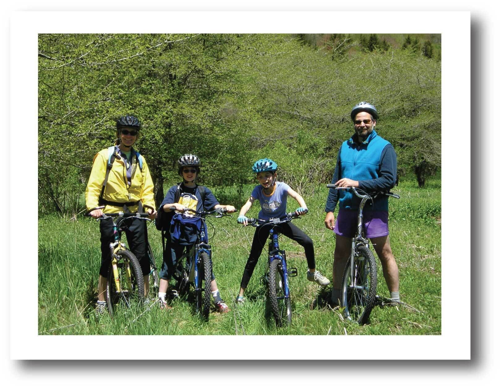 Un grupo de personas en bicicleta en un entorno exterior con césped.