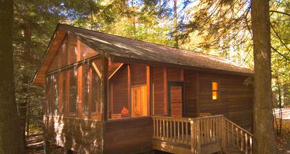 Whirlpool und 2-Zimmer-Hütte im Wald in der Nähe von Fayetteville und New River WV