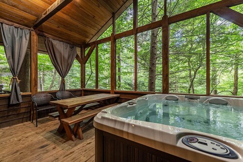 Whirlpool und 2-Zimmer-Hütte im Wald in der Nähe von Fayetteville und New River WV