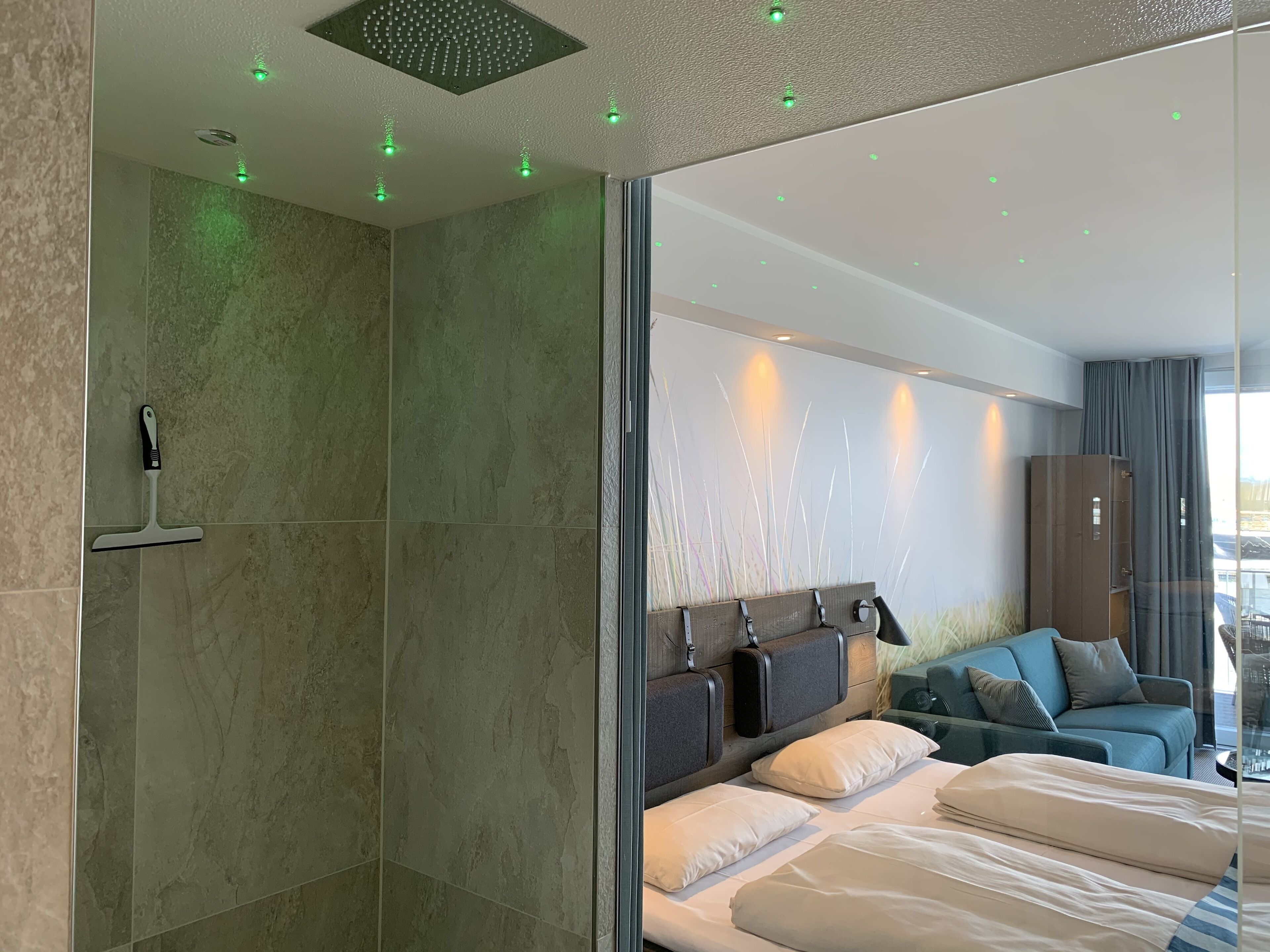 Superior Double Room, 1 Bedroom, Harbor View | Bathroom | Shower, free toiletries, hair dryer, towels
