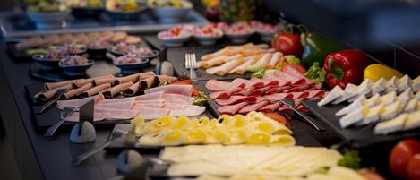 Ein Buffet mit verschiedenen Fleisch-, Käse- und Obstsorten.