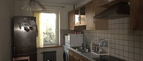 Køleskab, mikrobølgeovn, ovn, kogeplade