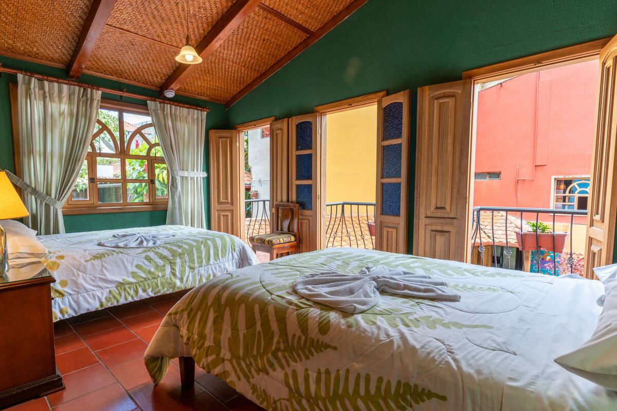 Kamar Keluarga | Brankas, Wi-Fi gratis, dan seprai linen