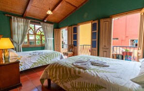 Family Room | In-room safe, free WiFi, bed sheets - La Posada del Arte (Baños de Agua Santa)