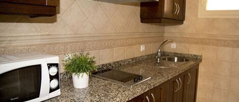 Réfrigérateur, micro-ondes, batterie de cuisine, vaisselle et ustensiles