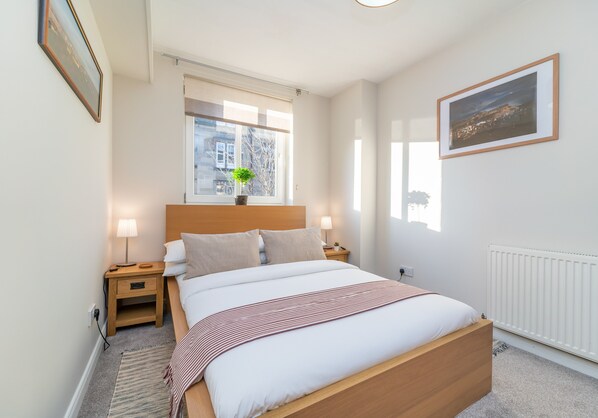 2 chambres, fer et planche à repasser, accès au Wi-Fi (inclus)
