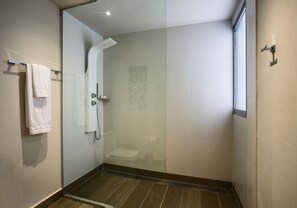 Suite, 1 King Bed, Non Smoking, Refrigerator | Bathroom shower - Hampton by Hilton David (David Sur)