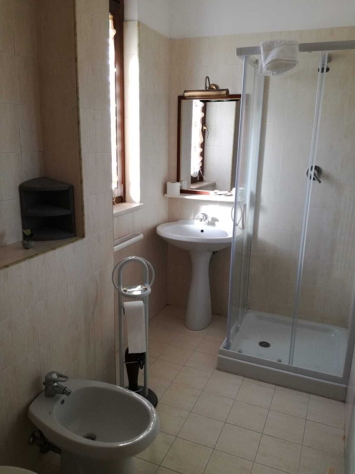 Doppelzimmer | Badezimmer | Dusche, Regendusche, kostenlose Toilettenartikel, Haartrockner