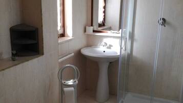 Doppelzimmer | Badezimmer | Dusche, Regendusche, kostenlose Toilettenartikel, Haartrockner