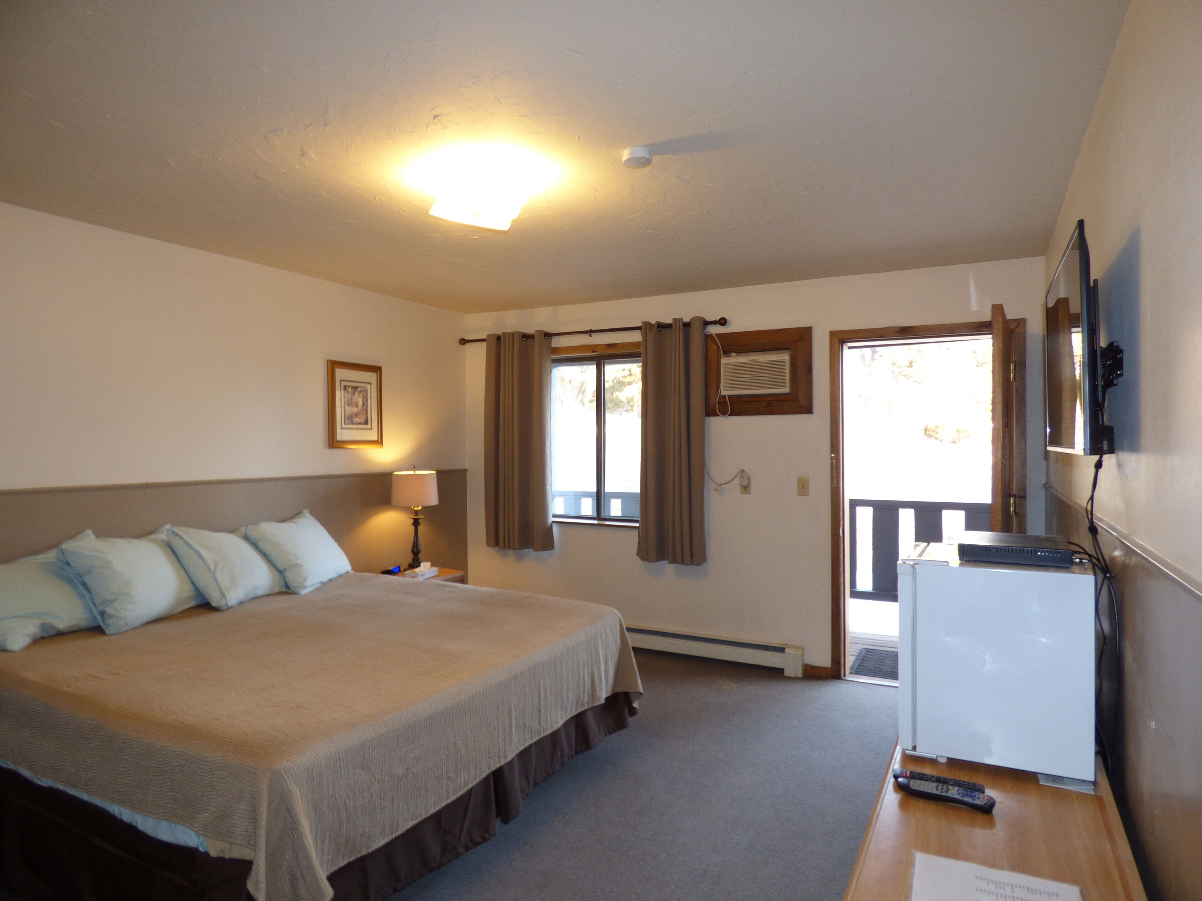 single queen (room 6) | free wifi, bed sheets