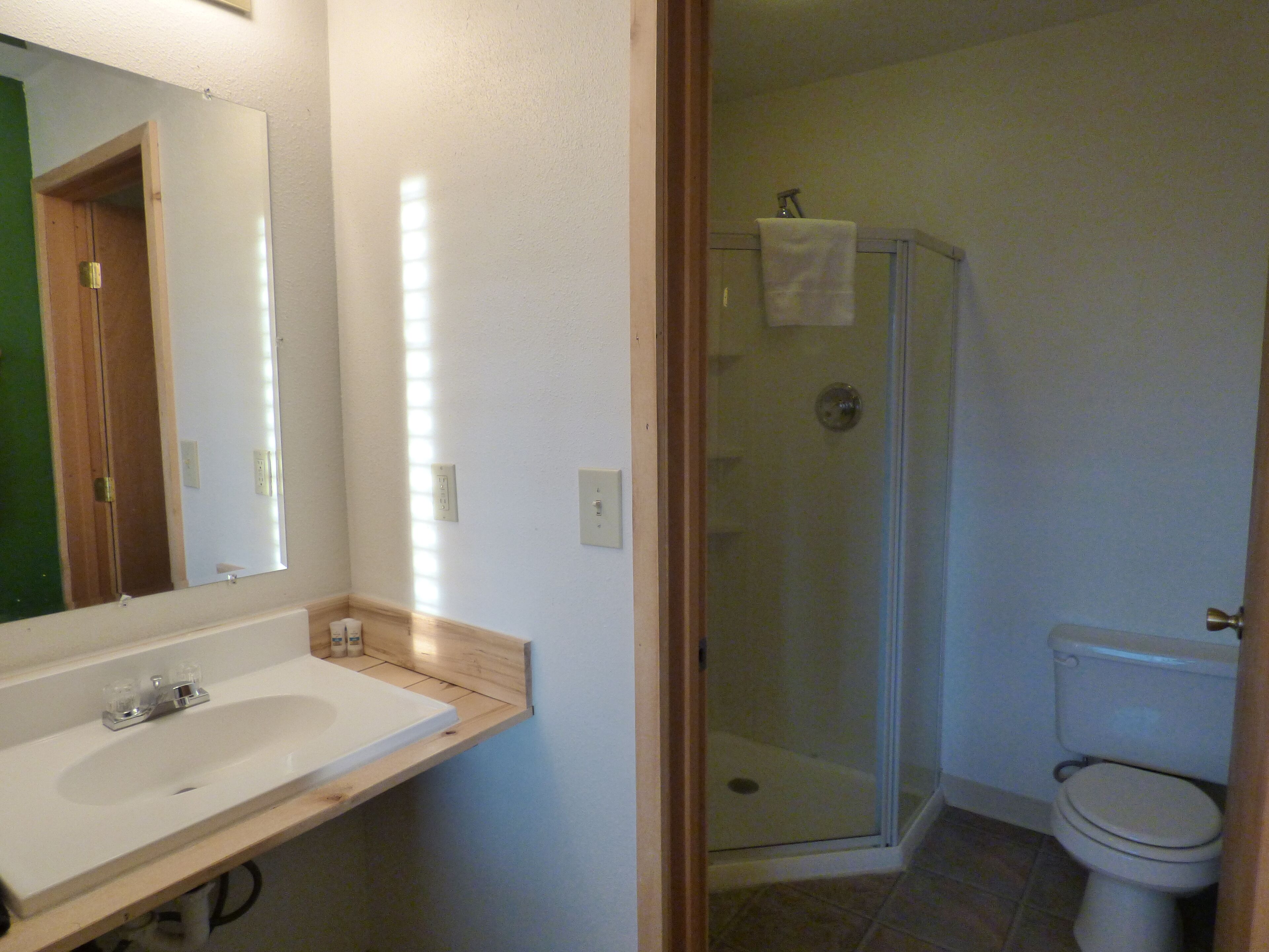 Single Queen (Room 8) | Free WiFi, bed sheets