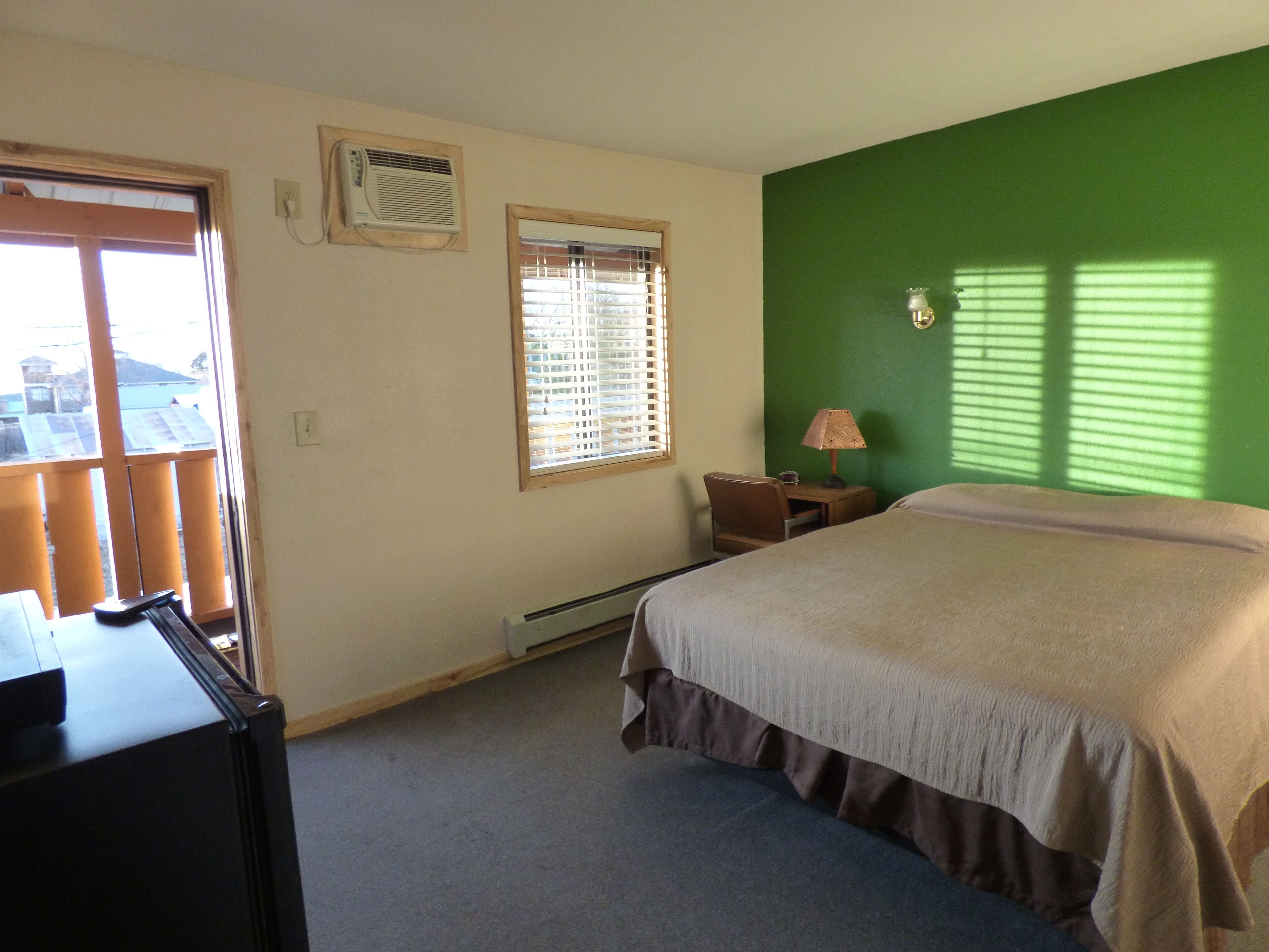 single queen (room 7) | free wifi, bed sheets