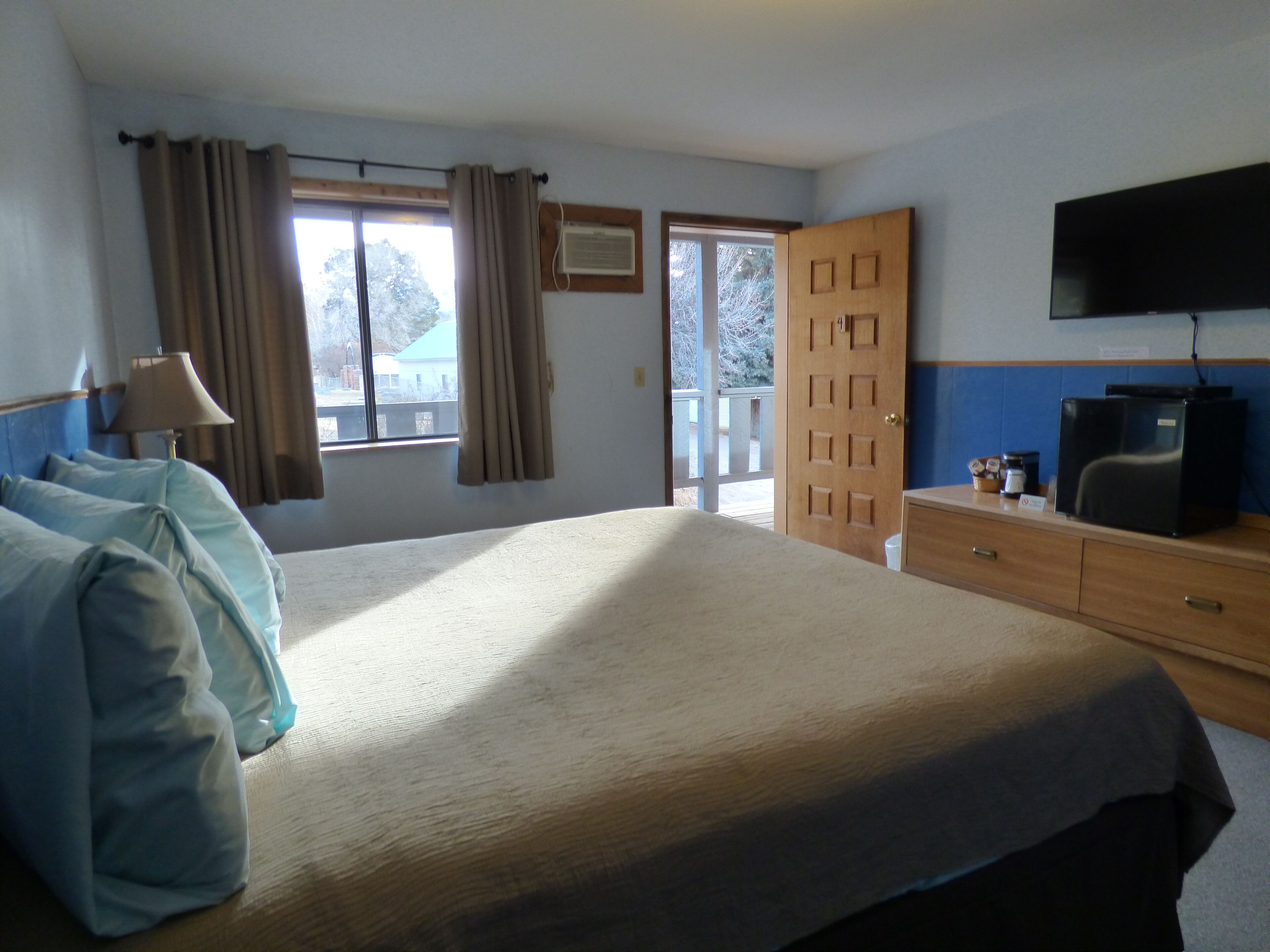 Single King (Room 4) | Free WiFi, bed sheets