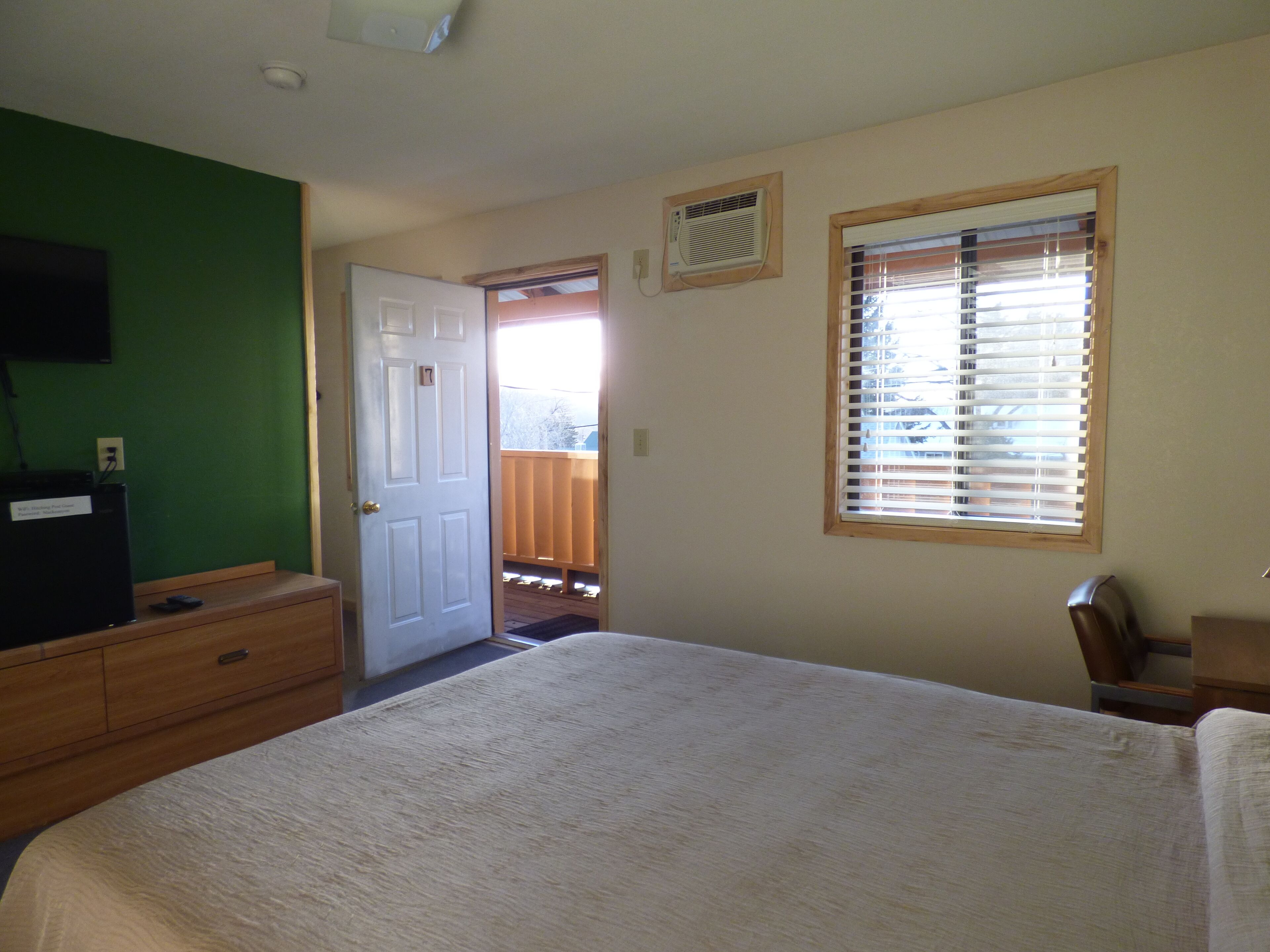 single queen (room 7) | free wifi, bed sheets