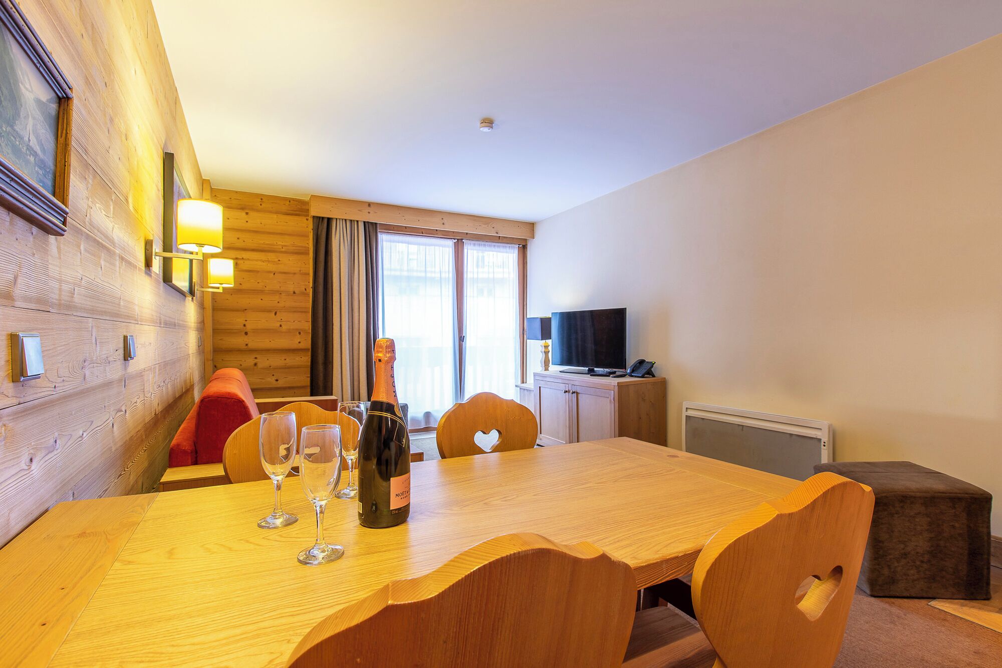 Departamento básico, baño en la habitación (Appartement B116 - Balcon) | Área de sala de estar | Televisión de pantalla plana 