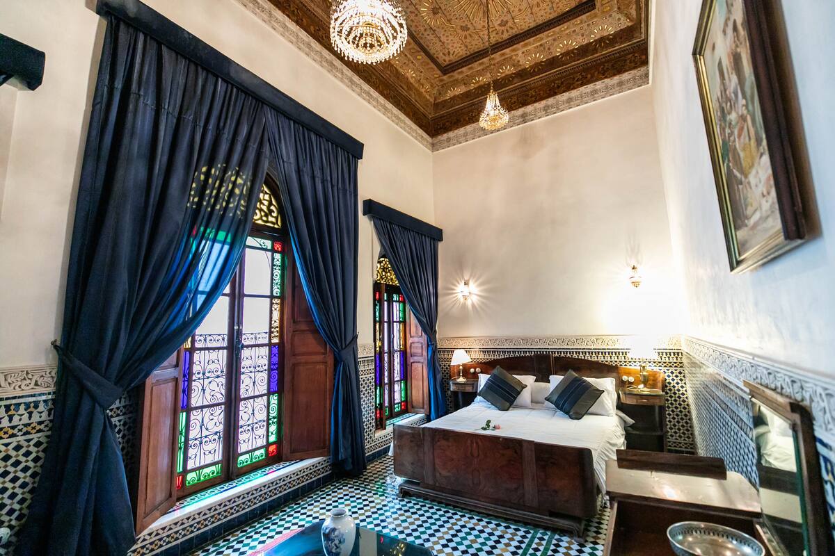 Blackout curtains, free WiFi, bed sheets