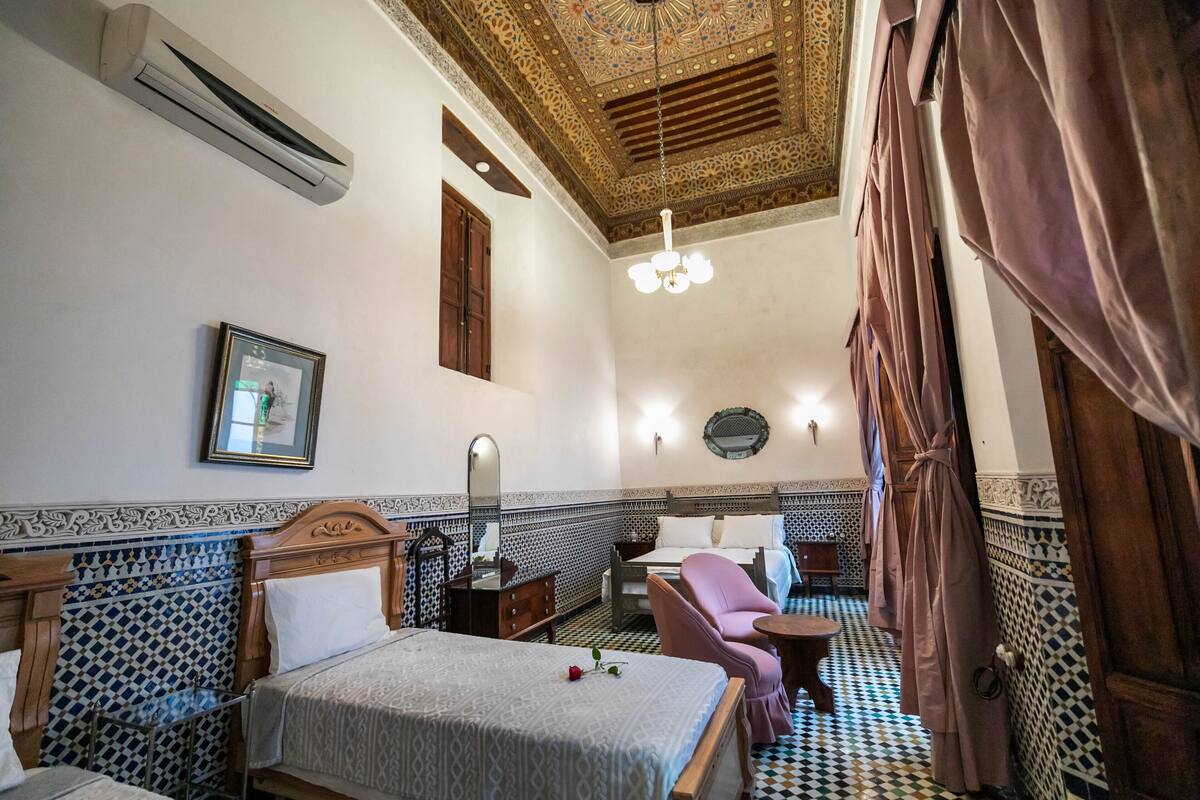 Blackout curtains, free WiFi, bed sheets