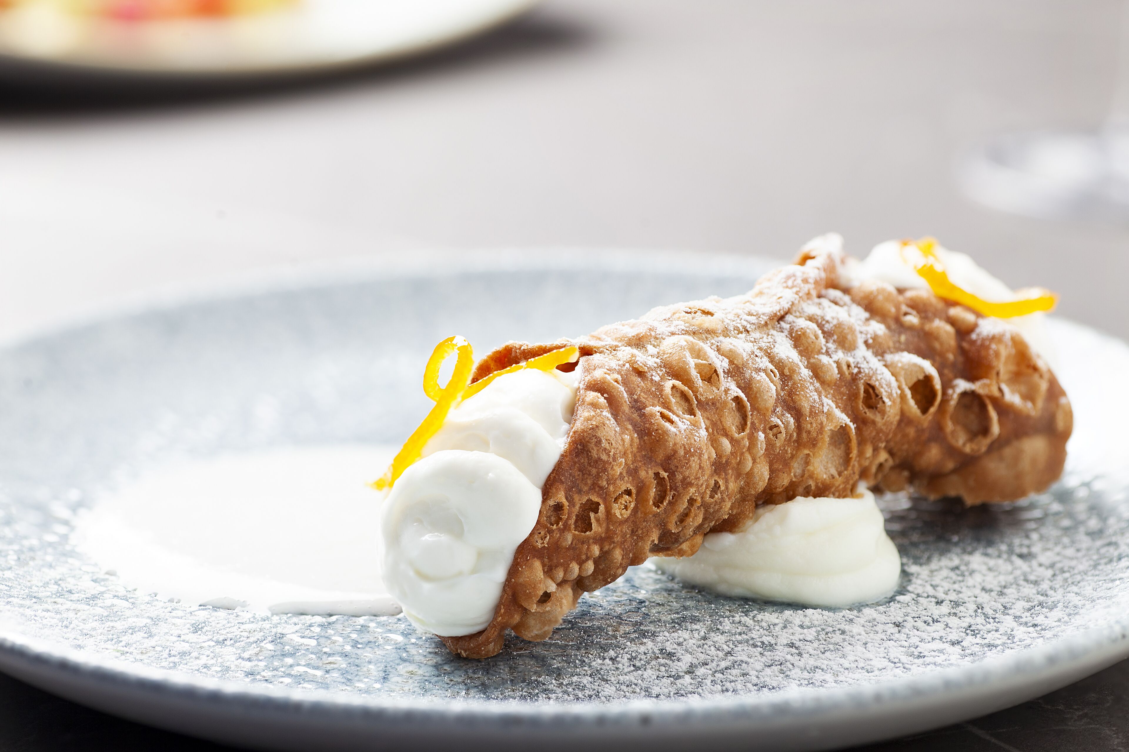 Un postre sobre un plato.