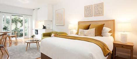 Una scrivania, ferro/asse da stiro, Wi-Fi, lenzuola