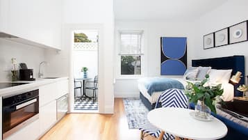 Desk, iron/ironing board, WiFi, bed sheets