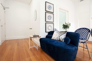 TV, offices - Bright and Beautiful Studio in Quiet Neighbourhood (Lewisham)