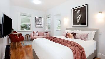 Desk, iron/ironing board, WiFi, bed sheets