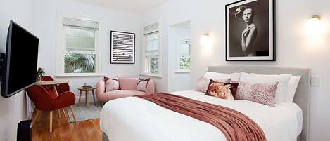 Una scrivania, ferro/asse da stiro, Wi-Fi, lenzuola