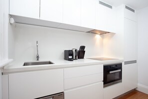 Fridge, oven, stovetop, dishwasher - Perfect Located Cosy Studio in Sydney (Lewisham)