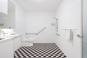 淋浴设施、吹风机、毛巾