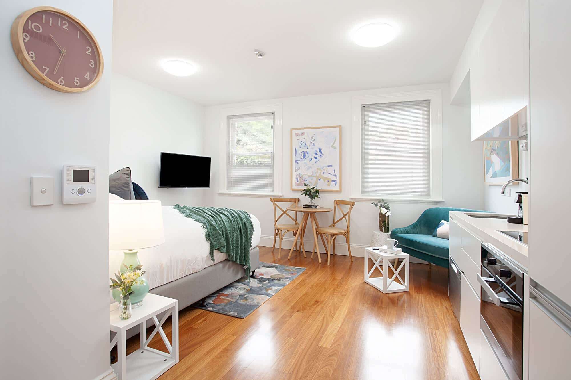 Desk, iron/ironing board, WiFi, bed sheets