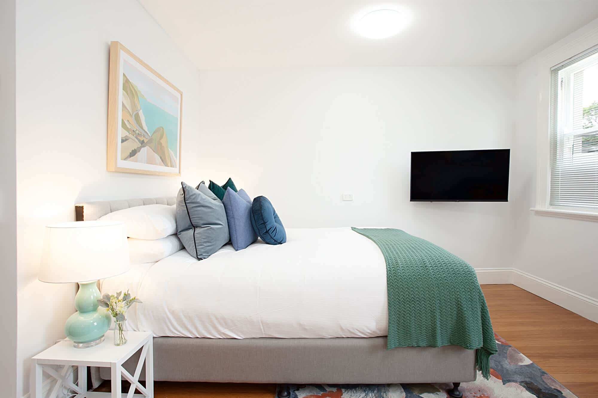 办公桌、熨斗/熨衣板、WiFi、床单