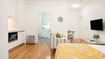 Iron/ironing board, WiFi, bed sheets