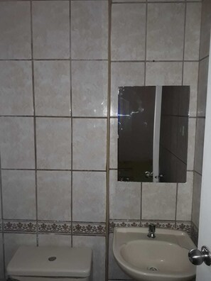 Habitación básica doble | Baño | Ducha, toallas, jabón y papel higiénico