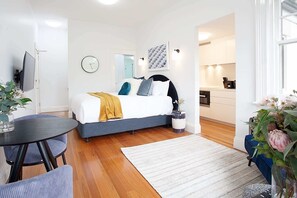 Escritorio, tabla de planchar con plancha, wifi y ropa de cama 