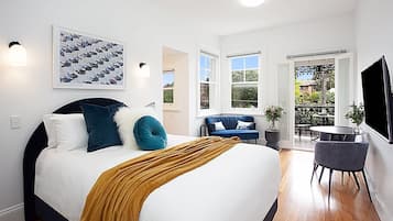 Desk, iron/ironing board, WiFi, bed sheets