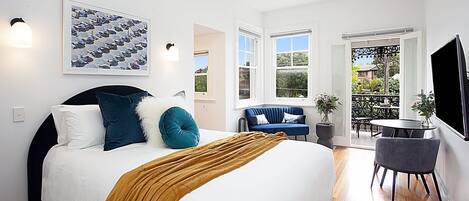 Desk, iron/ironing board, WiFi, bed sheets