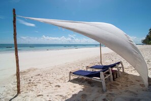 Plage, chaises longues, serviettes de plage