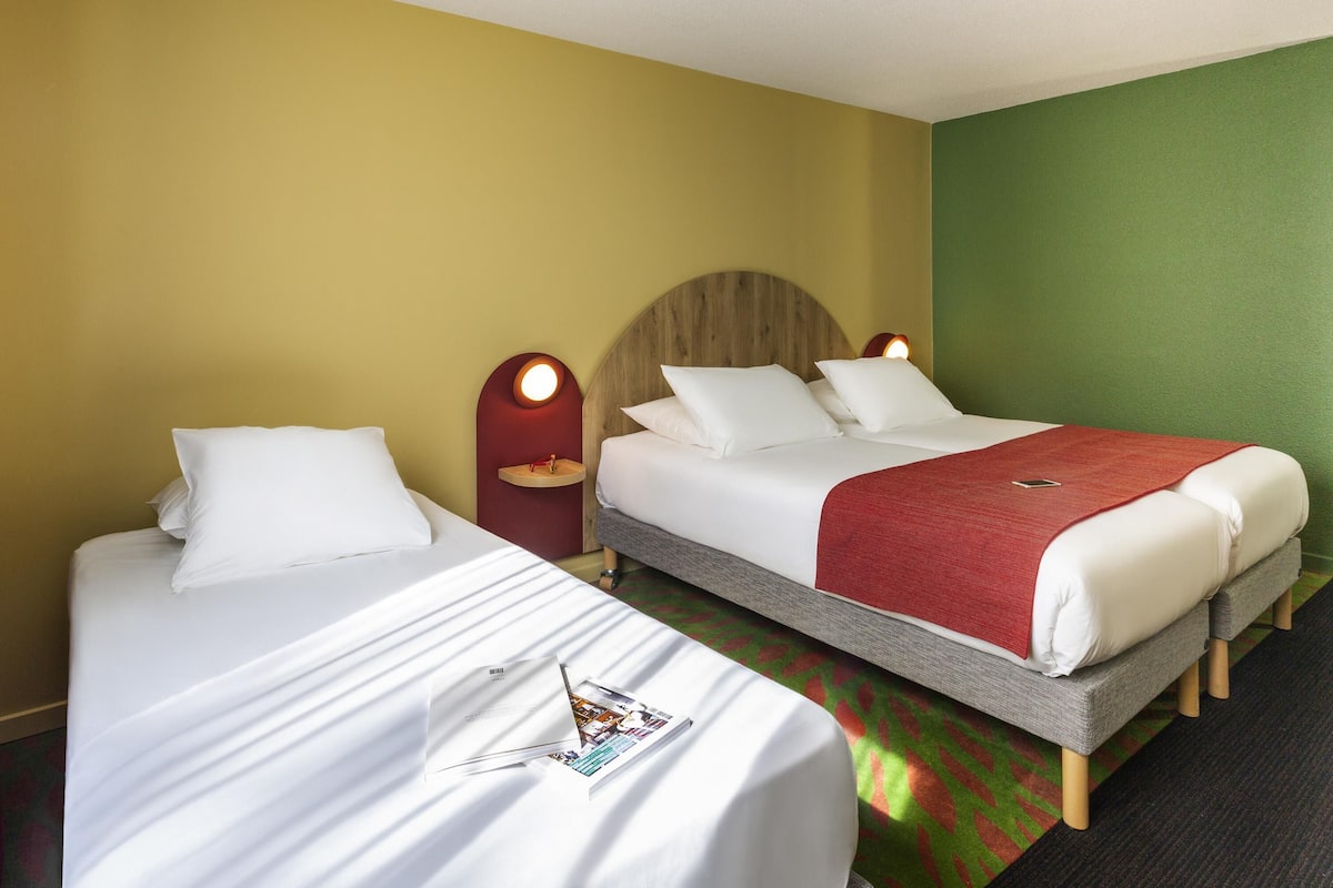 Classic Room, 3 Single Beds | Desk, free WiFi