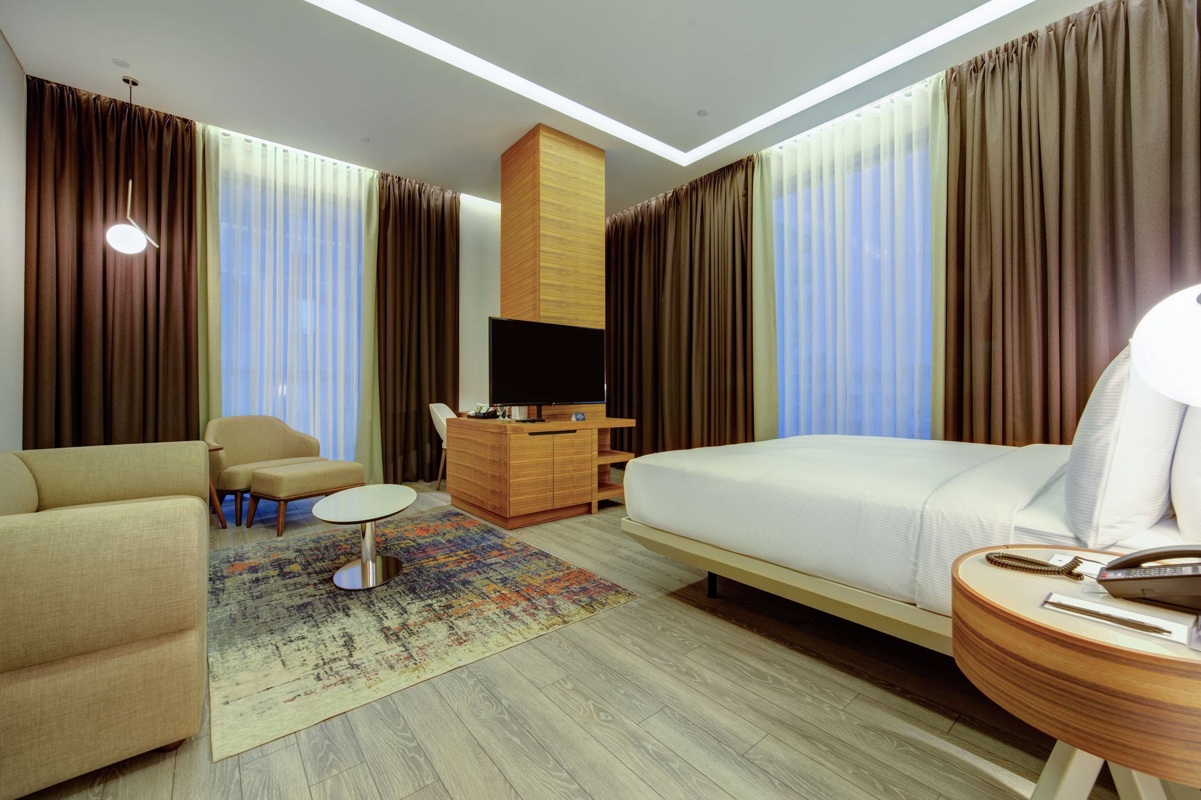 deluxe room, 1 king bed, corner | 1 bedroom, premium bedding, minibar, in-room safe