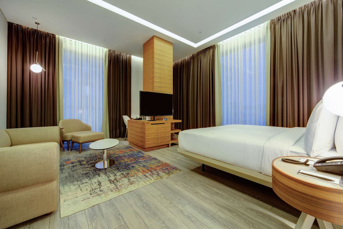 deluxe room, 1 king bed, corner | 1 bedroom, premium bedding, minibar, in-room safe