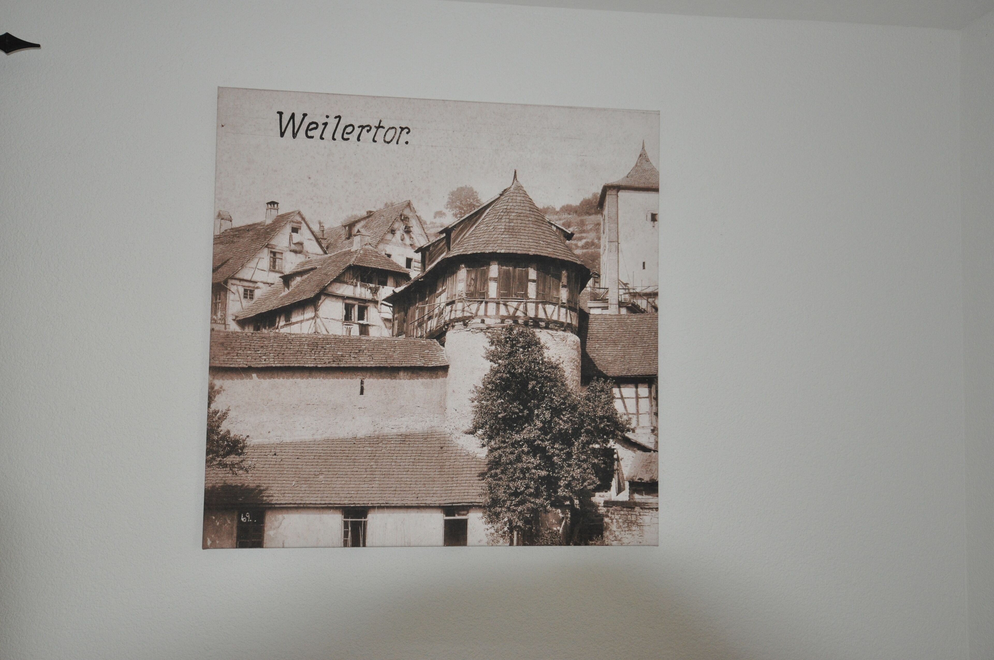 Un bâtiment historique doté d’une tour, portant l’inscription « Weihertor ».