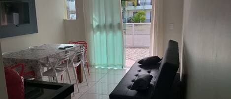 Family Twin Room | Individually furnished, laptop workspace, free WiFi, bed sheets