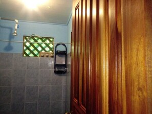 Shower, towels, soap, toilet paper - Toucan & Tarpon (Colorado)