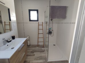 Bruser, hårtørrer, håndklæder, Toiletpapir