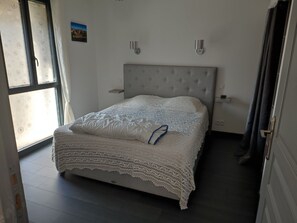 2 bedrooms, iron/ironing board, travel cot, free WiFi - Aveyron, renovated barn sleeps 5, 3* swimming pool (Saint-Just-sur-Viaur)