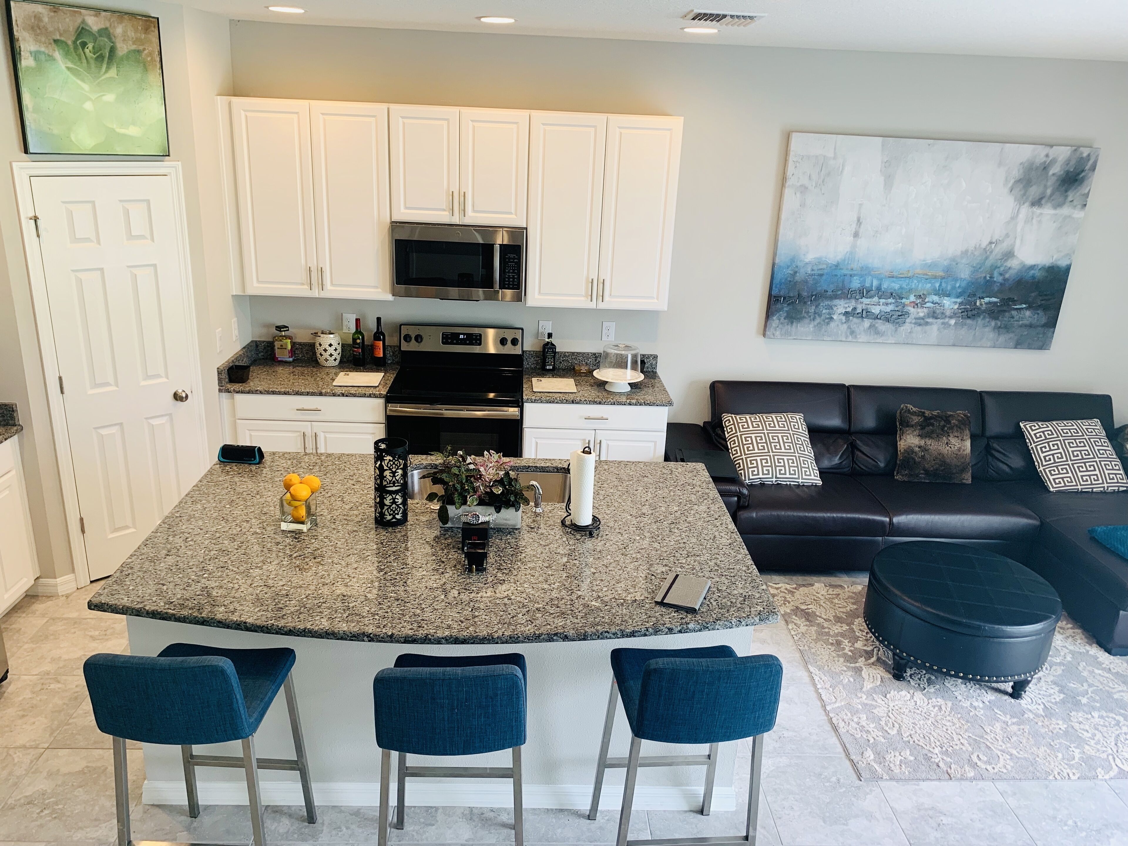 Get close to beaches and downtown!
