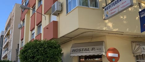 Vista frontal de la propiedad