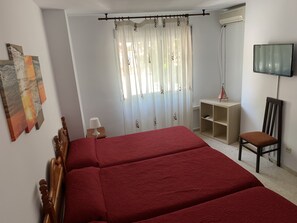 Iron/ironing board, free cots/infant beds, free WiFi, bed sheets - Hostal Mediterráneo (Velez-Malaga)